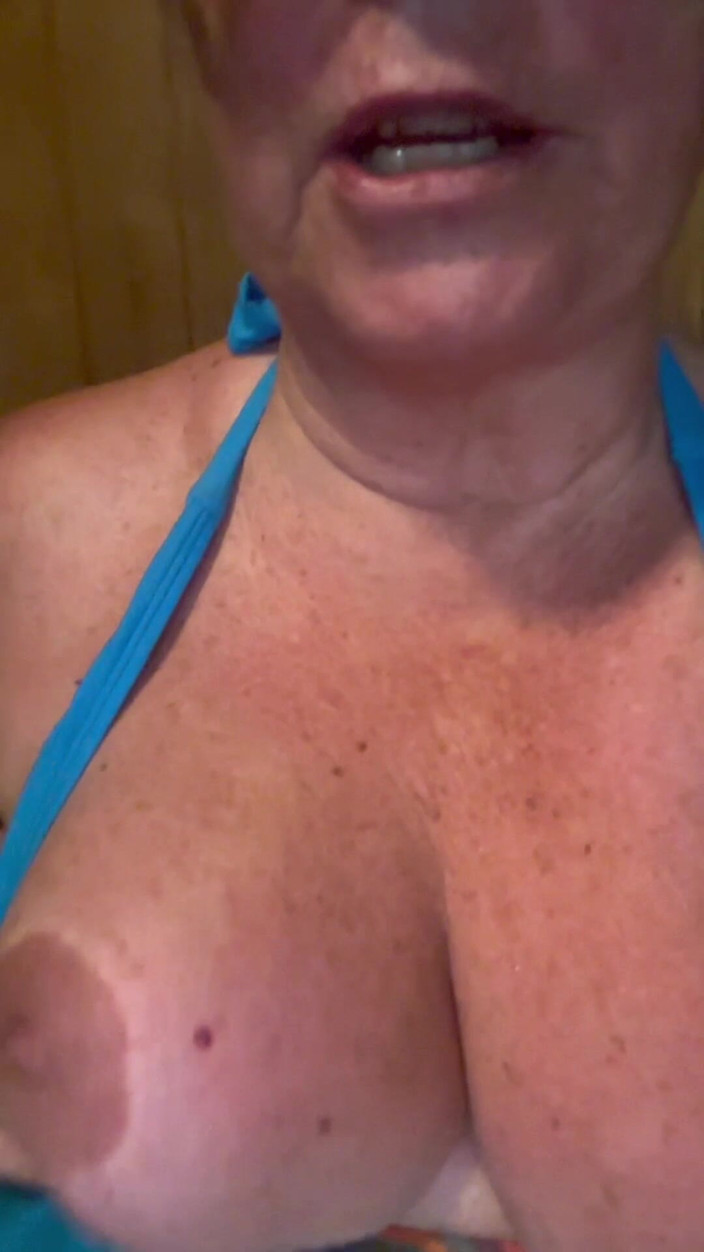 Big Ass 4 U: Saunada göğüslerimi sağ