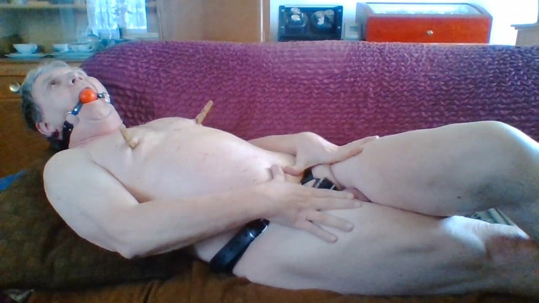 Andi Geil: 口の中のギャグとアナルプラグストリングでけいれんオフ