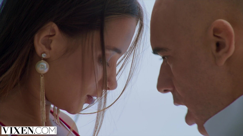 Vixen: VIXEN, Liya Silver, beauté à forte poitrine, a hâte de se...