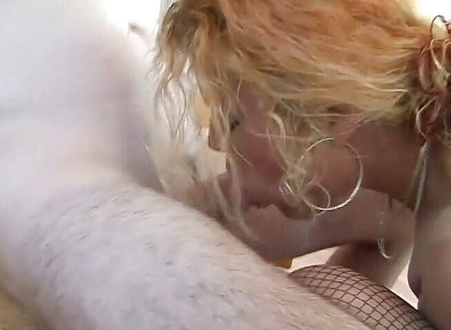 Analiscius: Blonde milf in zwarte netkousen hard geneukt