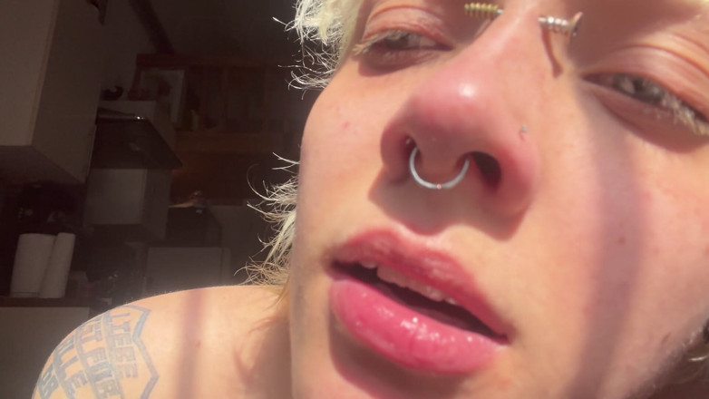 Glitterqueen1999: Goth mädchen in der sonne, nasenfetisch, nase reiben, schweinenase
