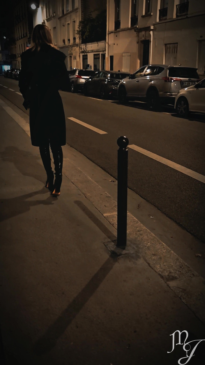 DeesseJulia: Shouts and Whispers Club (Paris'te) - sahibe Julia