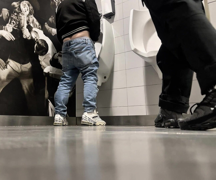 AmateurBoysPissing: Een dag in de openbare toiletten van het winkelcentrum
