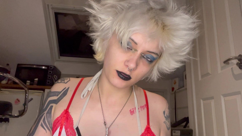Glitterqueen1999: Tiny Man Sneaks Into Nurses Water