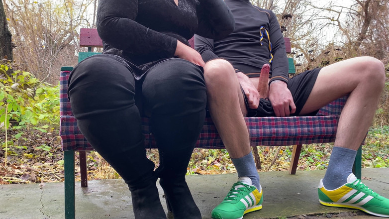 OurFetishLife: Une MILF reçoit de la crème pour les mains