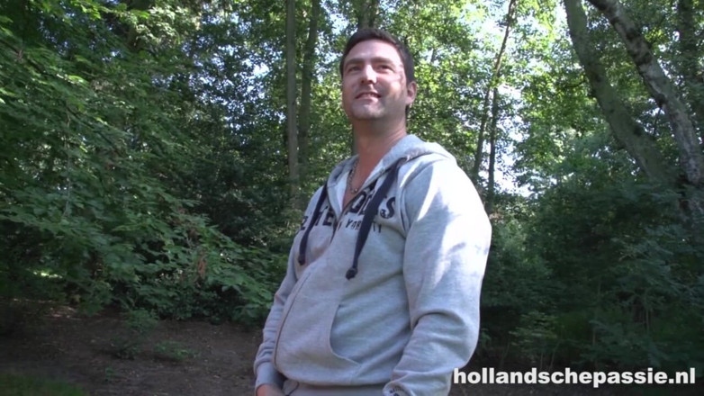 Hollandsche Passie: Esmee dikongkek di tempat awam