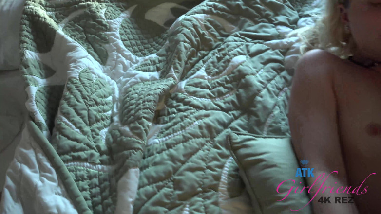 ATK Girlfriends: Riley se burla de ti con sus pies sabiendo cuánto...