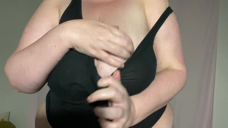 cutejayne: Vollbusige BBW spielt mit titten im gesicht