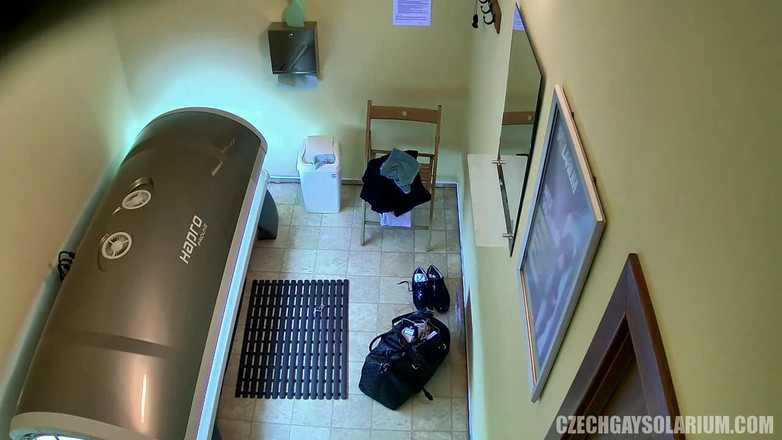 Czech Gay Solarium: Lo stallone strappato si spoglia per la cam