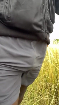 Viendo esto no puedo evitar ponerme duro. una cámara muy lenta caminando del comando en mis pantalones cortos en el parque.