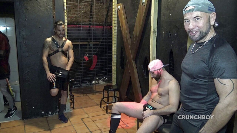Bare domination in backroom with fetish boys: Jess被alejandro无套干