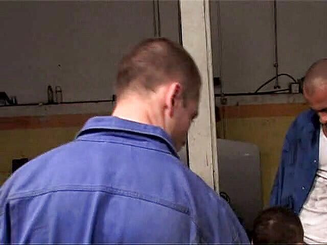 Cazzofilm: 由两个机械师服务