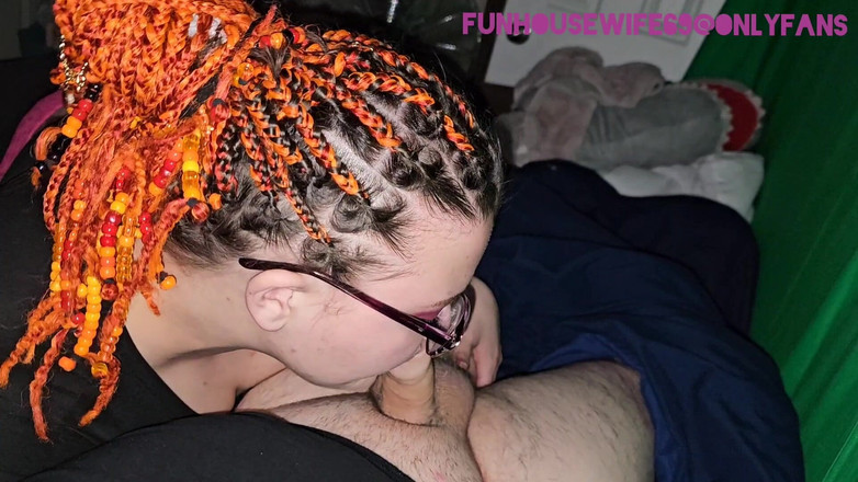 Funhousewife69: 자지와 보지를 삼키는 핑크 팬티 엉덩이