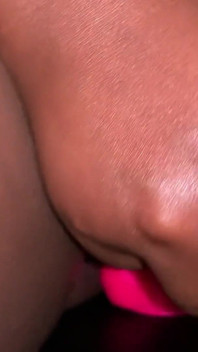 Naughtymochaa fickt sich mit dildo