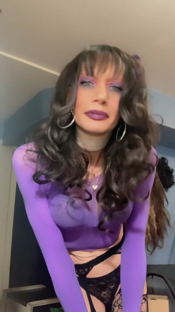 Lisa Luvly: Transparant paars topje met paarse netkousen