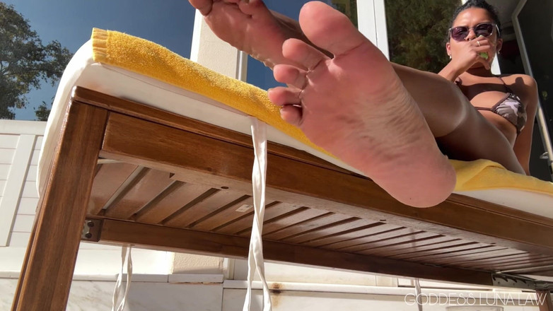Goddess Luna Law: Voet negeren bij het zwembad pov
