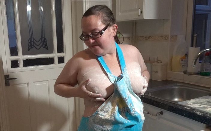 Horny vixen: Getting messy in Apron