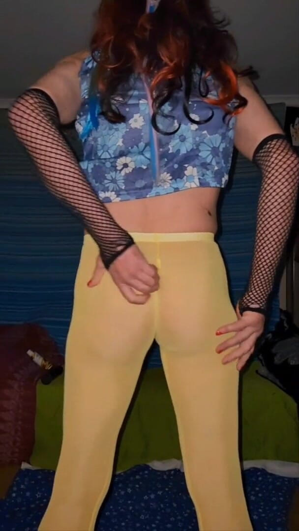 Lizzaali: Another clip i did in my yellow tights