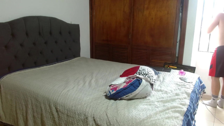 Icyhot707: सॉकर शॉर्ट्स वाला यह लड़का Nakes और 4 में अपनी गांड दिखाता है