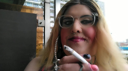 Stefanie Laveire: Blonde Ts slut Stefanie smoking