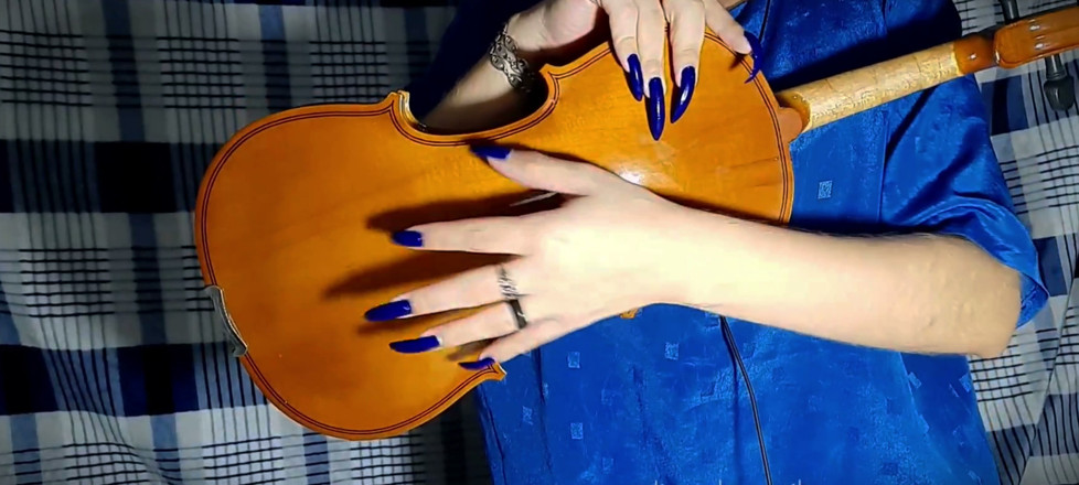 Goddess Li: เล็บสีฟ้าและไวโอลิน