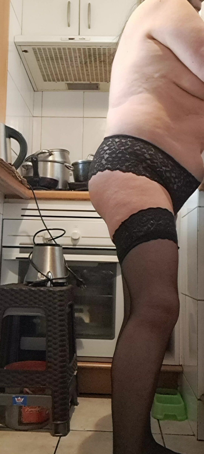 Mommy big hairy pussy: Mama vitregă în ciorapi și chiloți în bucătărie