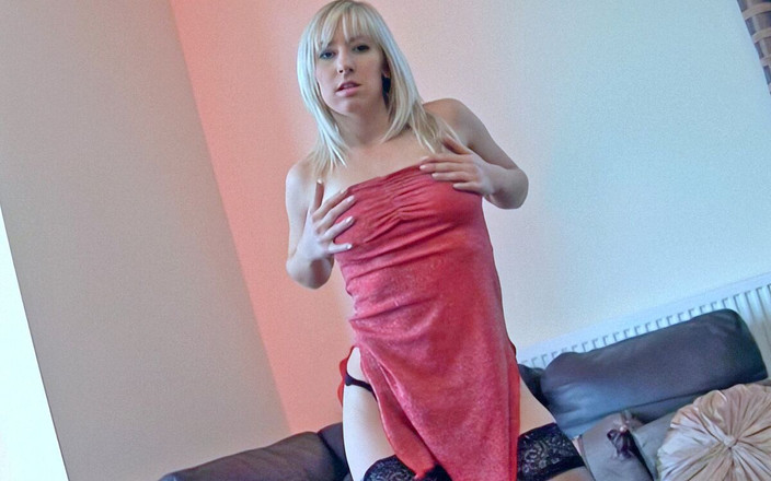 Naughty Noughties: Karlie Simon in calze nere scopa con un dildo la...