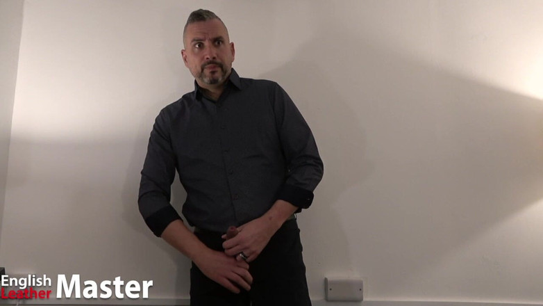 EnglishLeathermaster: Une prof utilise un masturbateur et donne un coaching masturbatoire