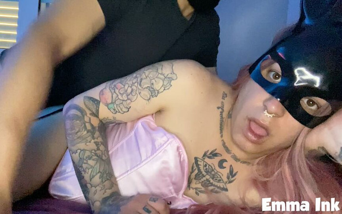 EmmaInkTrans: 그는 꽉 조이는 엉덩이, 딥쓰롯과 질싸를 뚫어