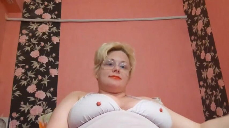 Putarankahotmilf: Nipples fetish,pump tots and pussy,anal, squirt on the pump
