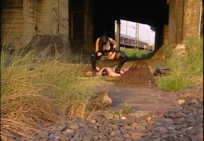 Absolute BDSM films - The original: Latex klänning brud pissande dominerande