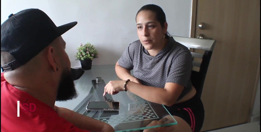 markus: Я підкупову свою зведену сестру трахом, в обмін на те, щоб не сказати, що чоловіки заходять в квартиру