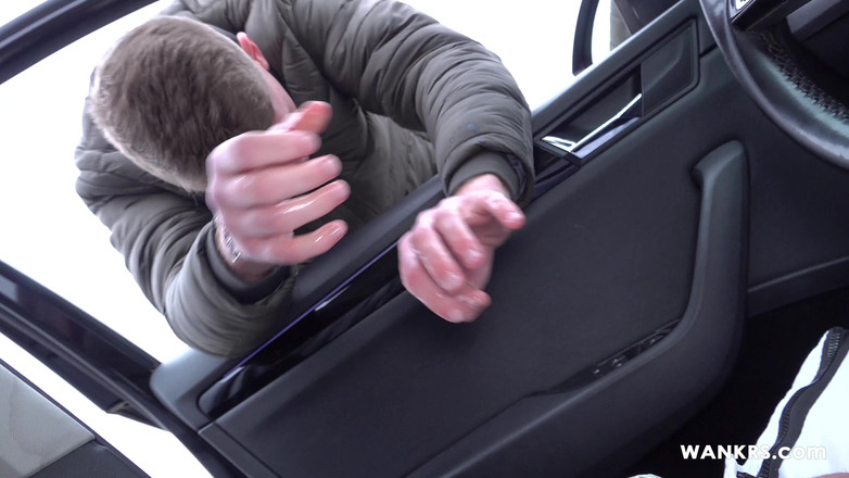 Wankrs: 車の中でオナニーして
