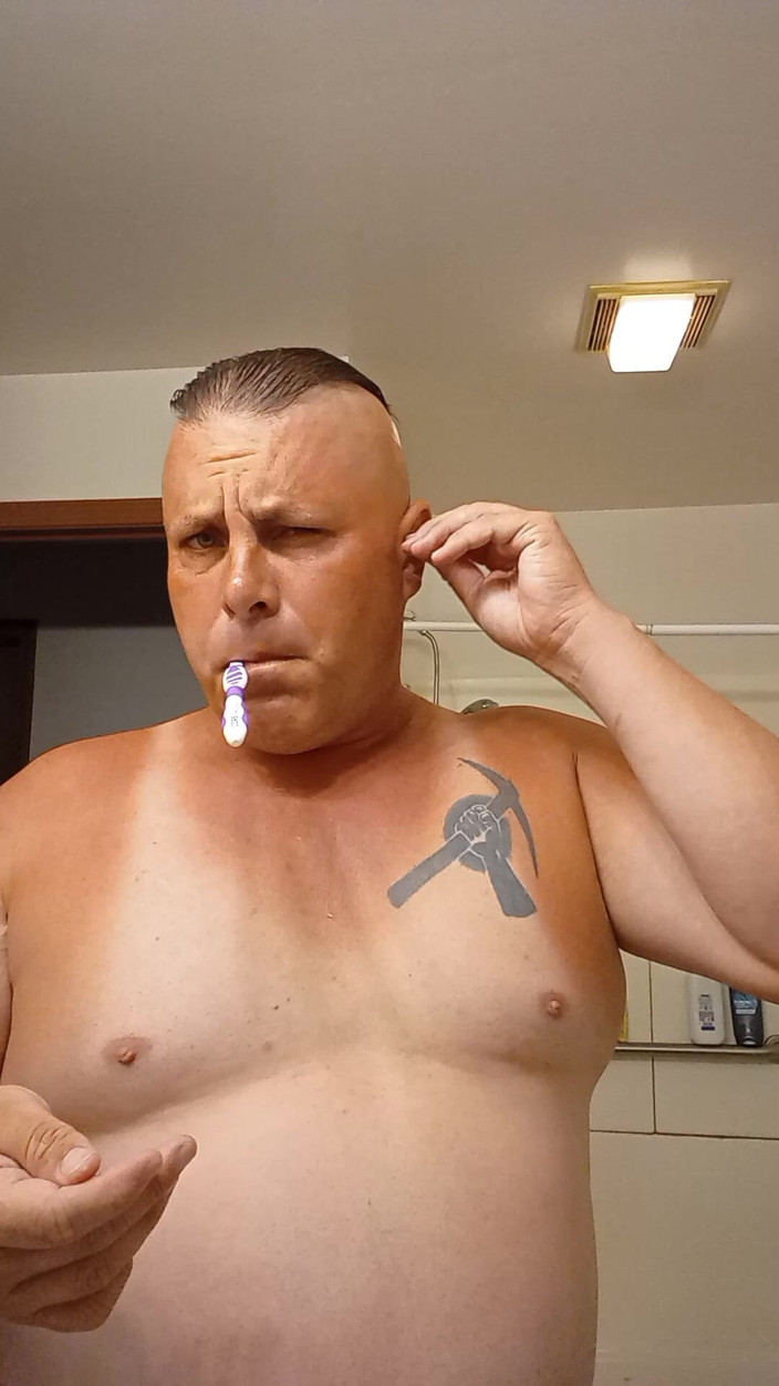 JG Risk: Masturbazione sul pavimento del bagno