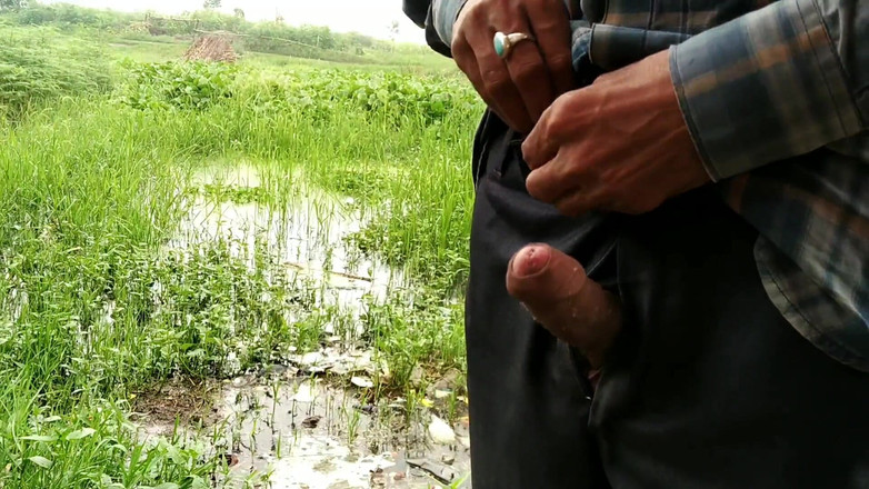 Desimast7: Cewek india masturbasi di luar ruangan sambil ngocok kontol sampai...