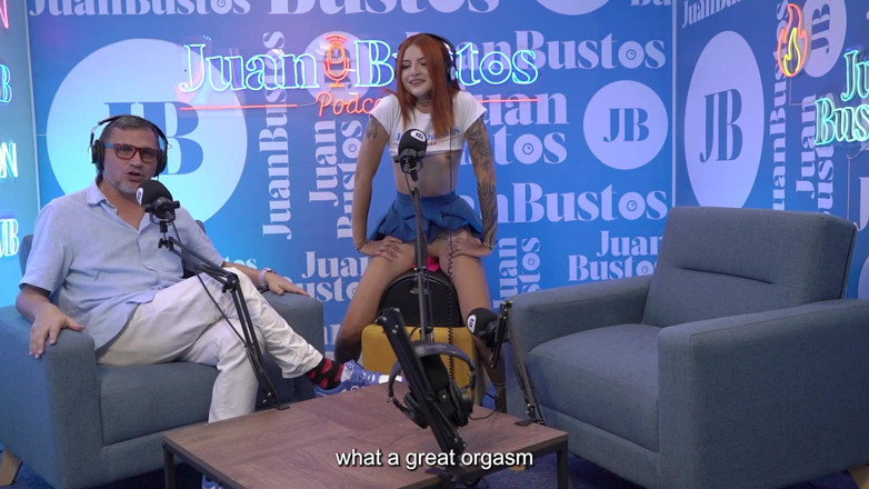 JuanBustos: Megan Russo pequeña pelirroja monta polla y máquina vibradora en...