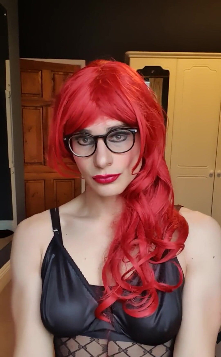 JessicaXD: Хочешь потрогать, не ты, работая руками по всему моему облаченному в нейлон тело, скользя руками вверх и вниз, мои длинные ноги