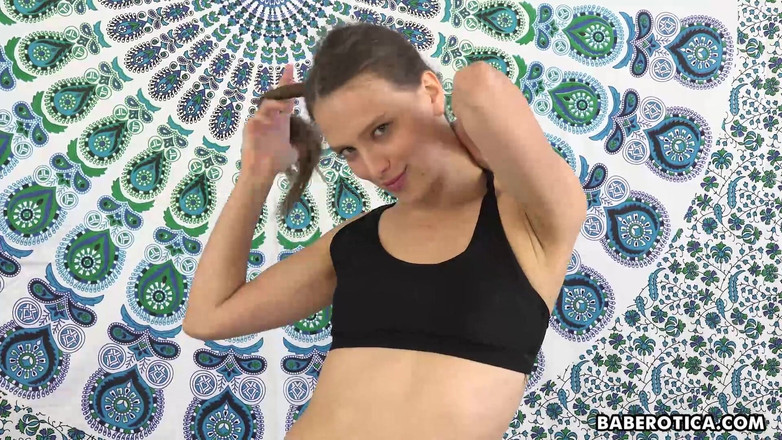 Baberotica: La carina izzy lush ha delle dita magiche per compiacere...