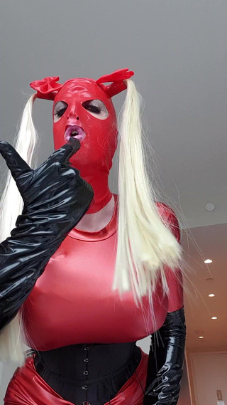 Slutty Sandy: Bimbo sissy prost în latex roșu