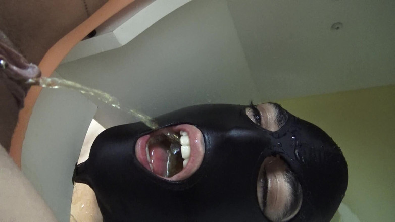 Femdom Austria: Casting di schiava! Test 3 queening e Golden Doccia parte 1