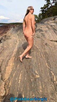 Une MILF pêche à poil à la plage