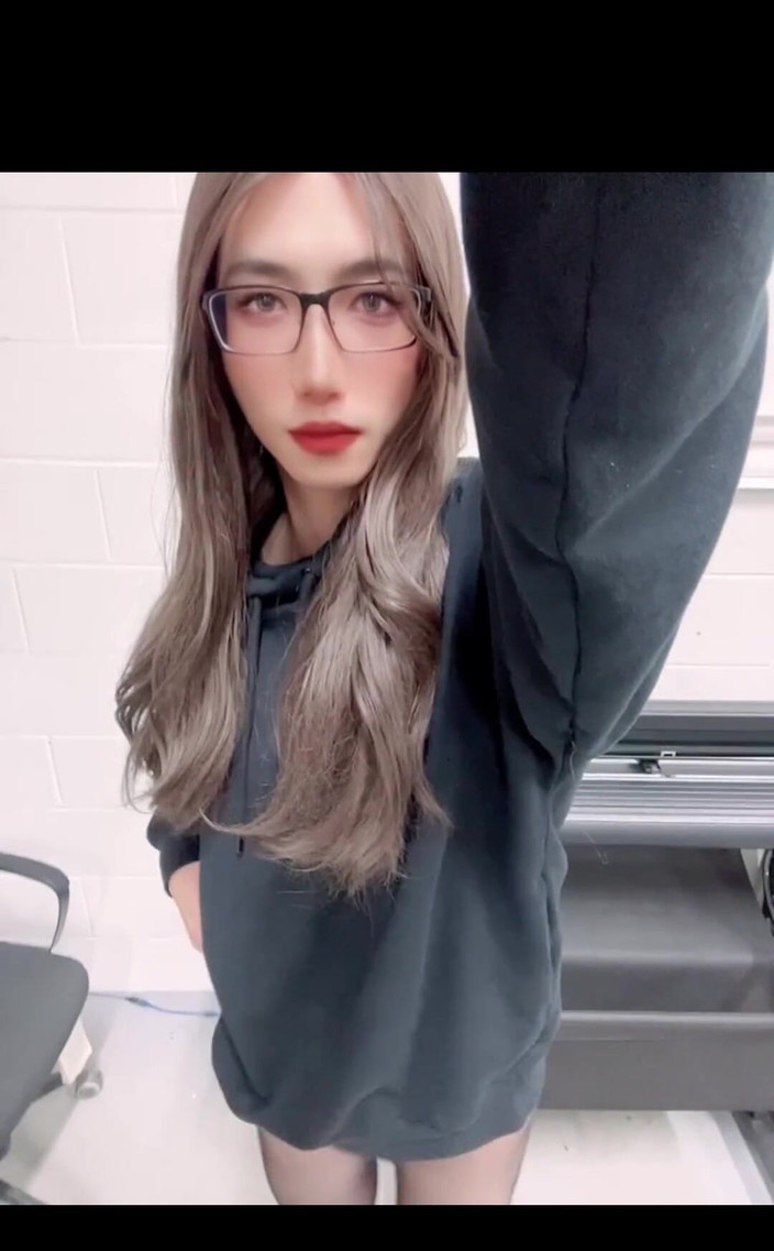 Eva Pans: No Shorts in the Bus Stop