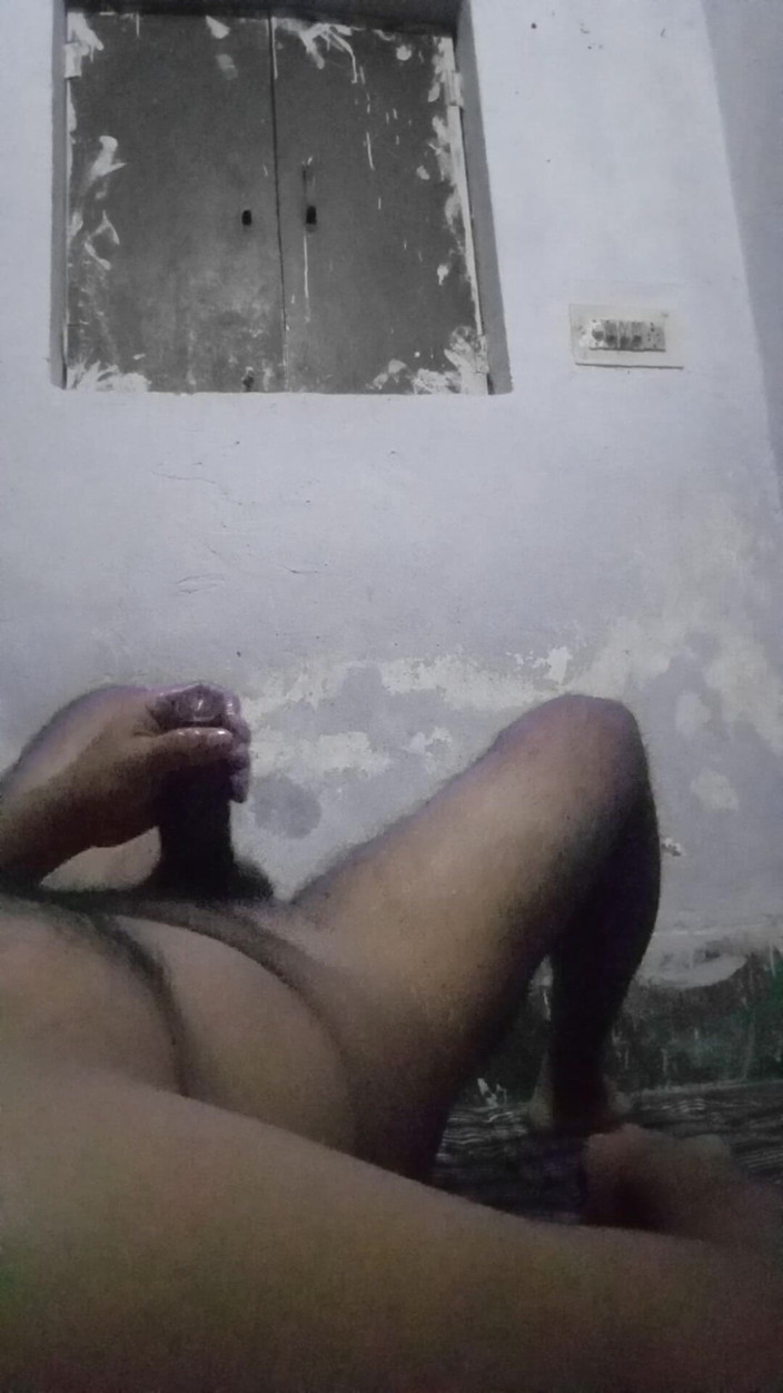 Raaz26d: Chico indio masajeando con aceite y masturbándose su gran polla...