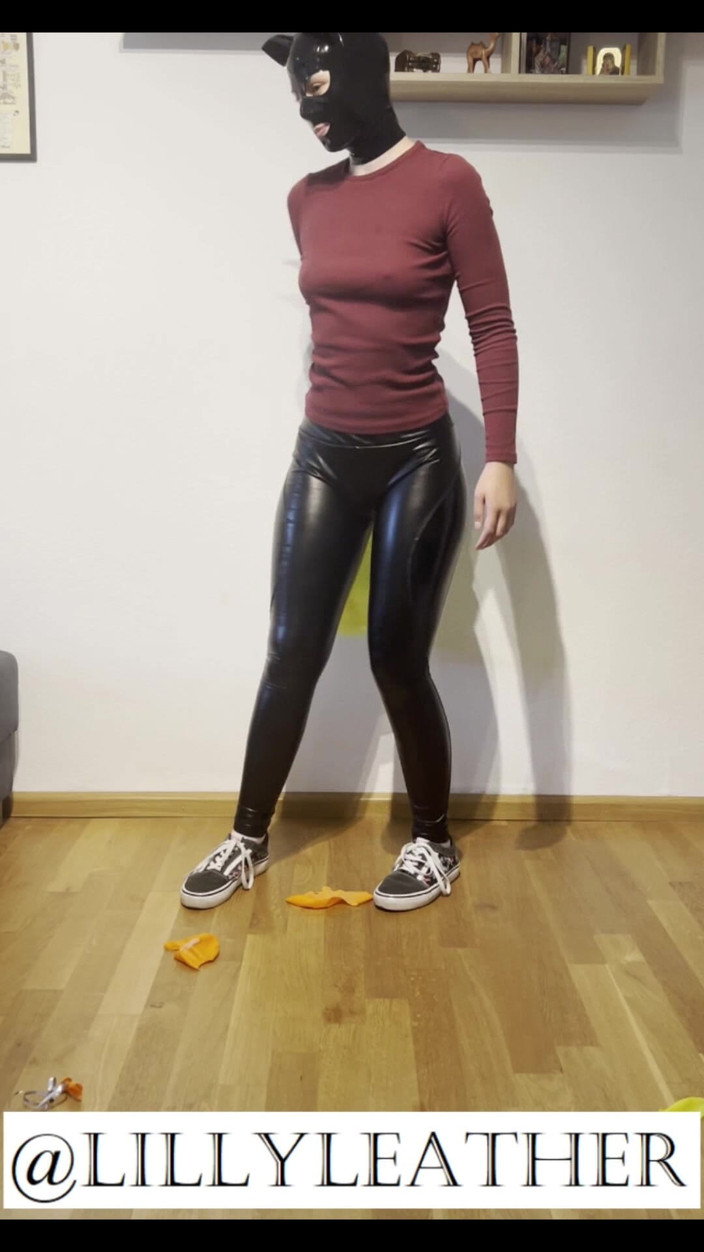 LillyLeather: Fata Looner iese în 4 baloane în ținută drăguță și mască de latex Kitty