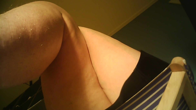 MisS Angel: Extreme calf jiggle from down under
