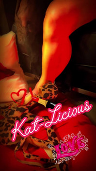 Katlicious voert een zeer sexy en verleidelijke stripplaag uit in rode lingerie
