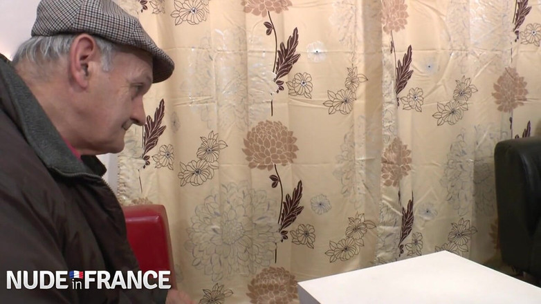 Nude in France: 角質幅fucks老人に待合室