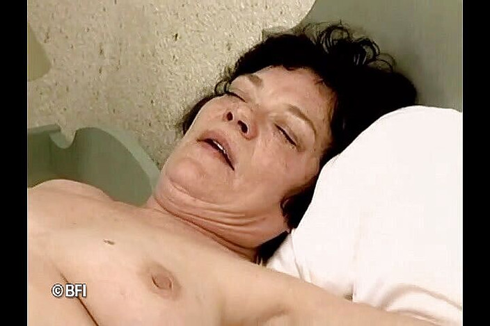 Nasty matures and dirty grannies club: Ibu matang jiran muda