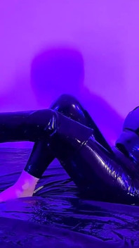 Gimp Cleans Sweaty Feet