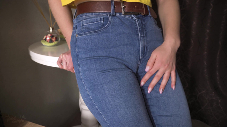 Teasecombo 4K: Seksowna MILF dokucza jej Big Cameltoe w obcisłych niebieskich dżinsach